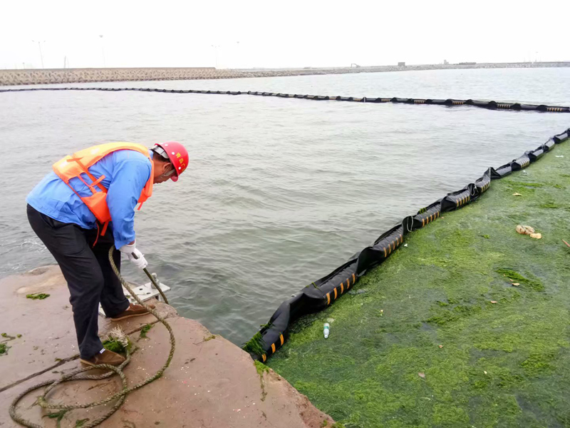 日鋼取水口圍油欄安裝現場